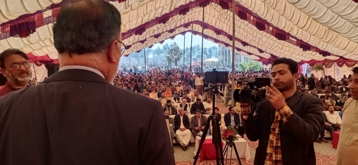 SyedaViews's tweet photo. وفاقی وزیر احسن اقبال نے مزید گفتگو کرتے ہوئے کہا کہ اس مقامی یونیورسٹی سے زیادہ تر فائدہ عورتوں کو ہورہا ہے کہ ان کو مقامی سطح پر اعلی تعلیم دی جا رہی ہے
@betterpakistan| @asimnyazee
@PlanComPakistan
#5YearsofUoN
#5YearsofUniversityofNarowal
#5YearCelebrationUoNarowal https://t.co/MXdcQ1tUtS