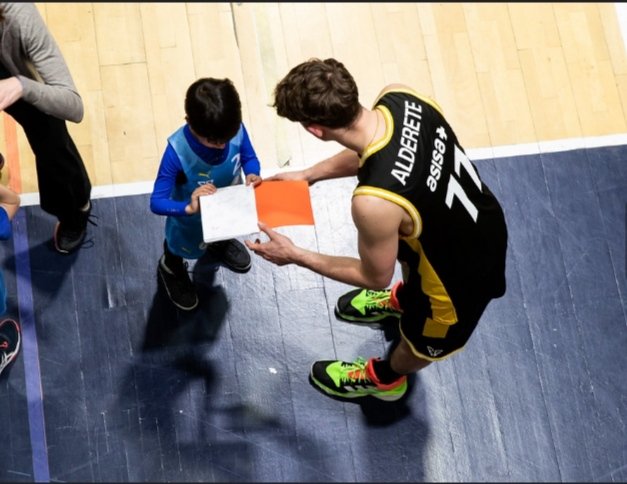 txaleco's tweet photo. Definición gráfica  de @MovistarEstu un niño de 6 años ( uno de mis hijos ) pidiéndole un autógrafo a @hectorestu11 que hace unos cuantos años estaba haciendo lo mismo que el. Un equipo de patio de colegio, una de las canteras más importantes de Europa. Foto @jpelegrin_71 https://t.co/FKusASnjCV