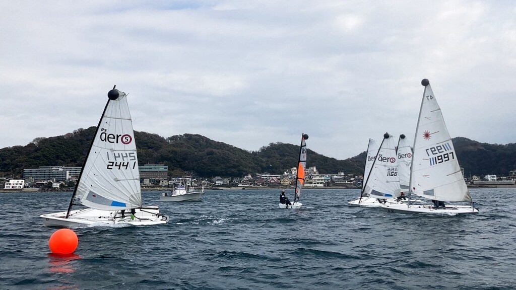 hscsailing's tweet photo. レースのスタート練習
モーターボートはただの通りすがりです(笑)
#葉山セーリングクラブ#rsaero #clubracing #yachtrace
#hayamasailingclub #葉山 #rssailing #森戸海岸 https://t.co/HGf1uXkRIu https://t.co/VSZWrq4TFr