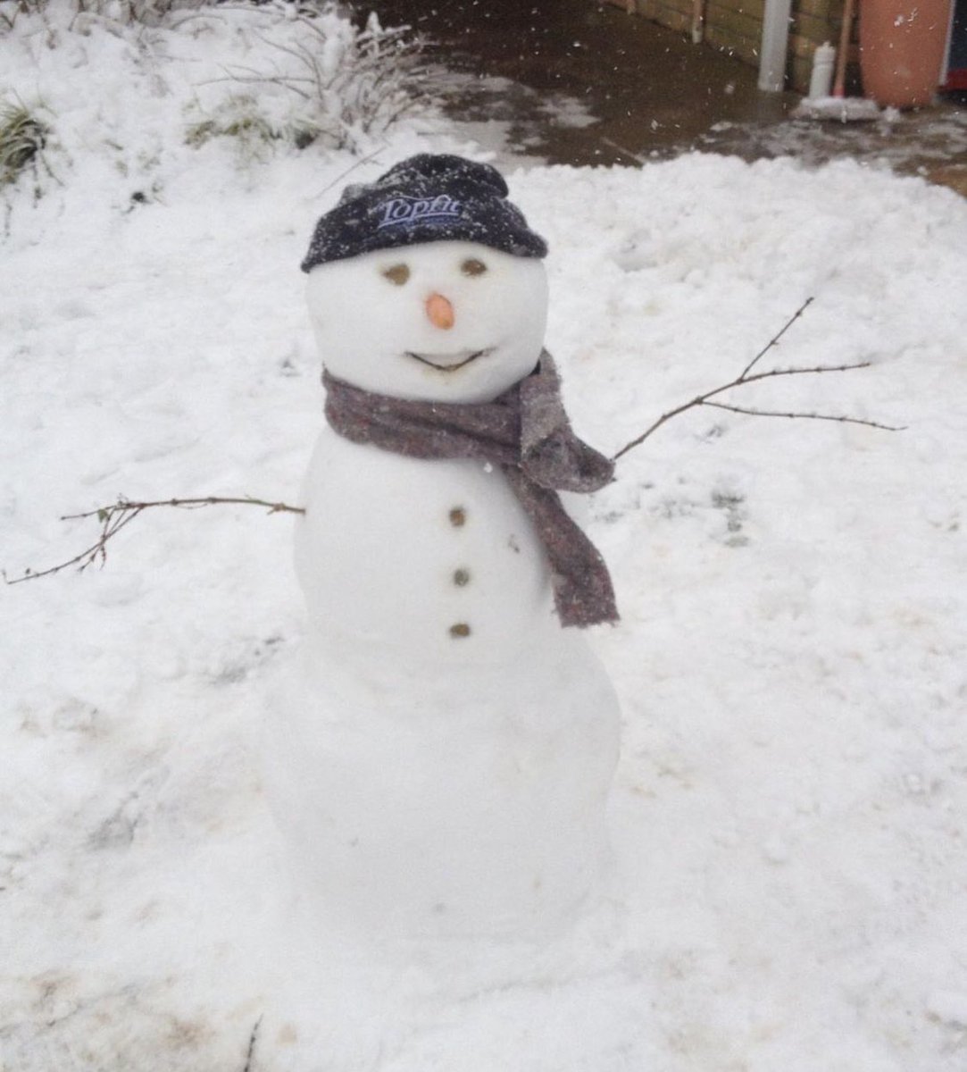 Happy snow day from Terry the Topfit snowman ⛄️ ❄️
#snow #snowday #snowman #fun #happy #topfitkitchens #bikbbi #gmc #bristol