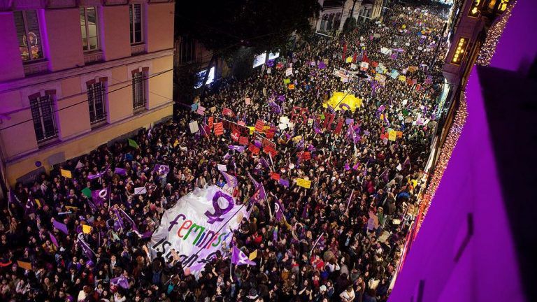 solcugazete's tweet photo. 8 Mart Dünya Kadınlar Günü dolayısıyla yapılacak olan ‘Feminist Gece Yürüyüşü’ saray tarafından yasaklandı.

Yasaklar bizi yıldıramaz, orada olacağız! https://t.co/nNObXqOP6e