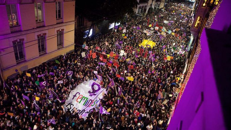 8 Mart Dünya Kadınlar Günü dolayısıyla yapılacak olan ‘Feminist Gece Yürüyüşü’ saray tarafından yasaklandı.

Yasaklar bizi yıldıramaz, orada olacağız!