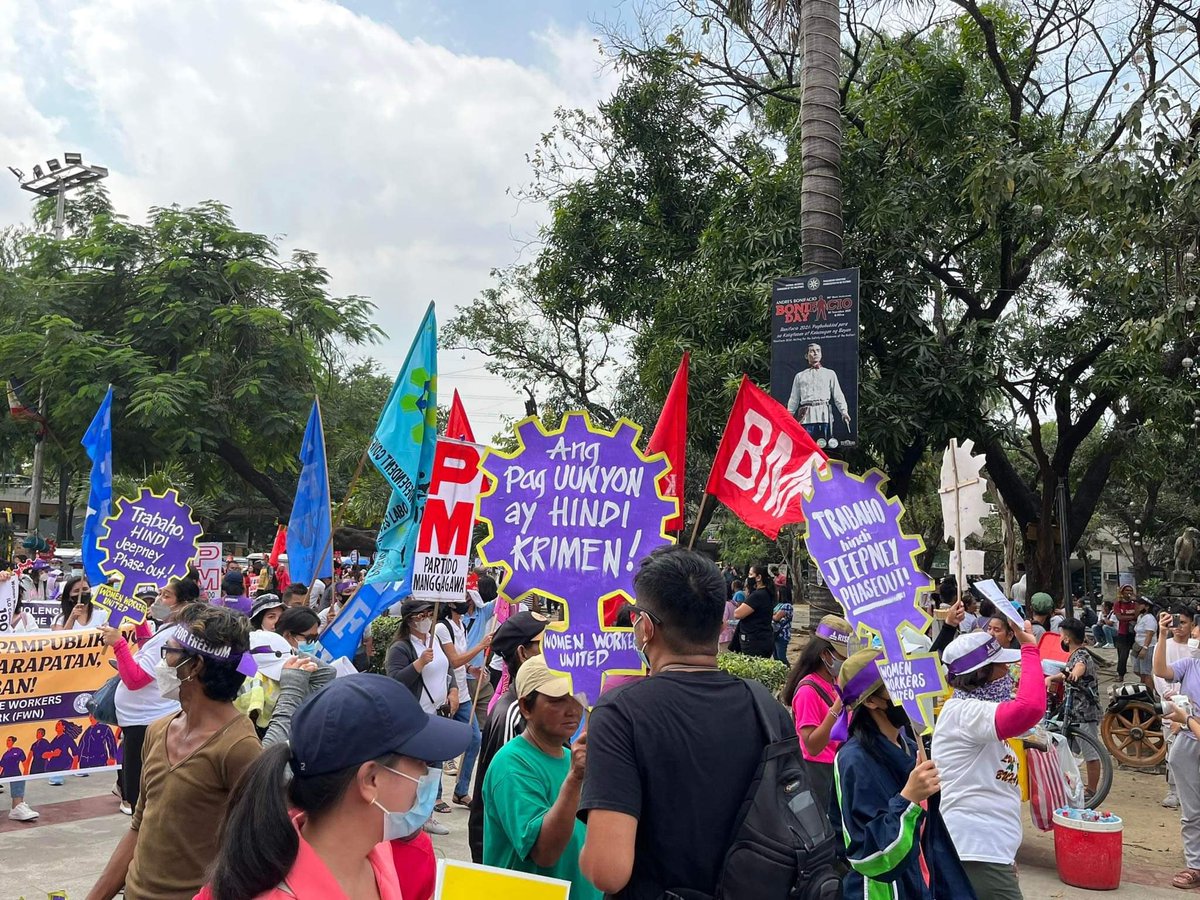 AnakbayanFEUIAS's tweet photo. ABANTE, BABAE! PALABAN, MILITANTE! 

TIGNAN: Nagsama-sama ngayon umaga, Martso 8, ang iba't ibang progresibong grupo at organisasyon upang ipagdiriwang ang Pandaigdigan Araw ng Kababaihang Anakpawis. Bitbit nila rito ang panawagan sa Sahod, Trabaho at Karapatan. https://t.co/xavHlWZLPV