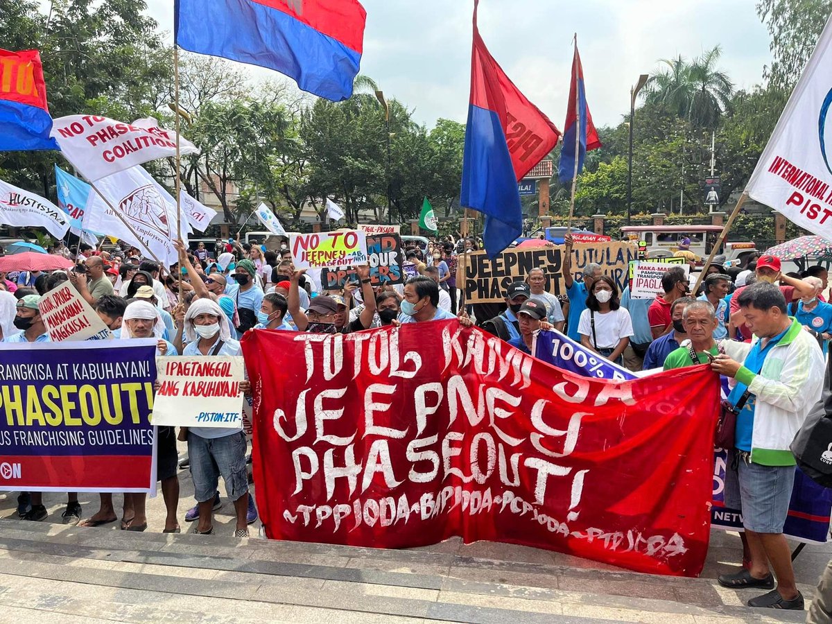 AnakbayanFEUIAS's tweet photo. ABANTE, BABAE! PALABAN, MILITANTE! 

TIGNAN: Nagsama-sama ngayon umaga, Martso 8, ang iba't ibang progresibong grupo at organisasyon upang ipagdiriwang ang Pandaigdigan Araw ng Kababaihang Anakpawis. Bitbit nila rito ang panawagan sa Sahod, Trabaho at Karapatan. https://t.co/xavHlWZLPV