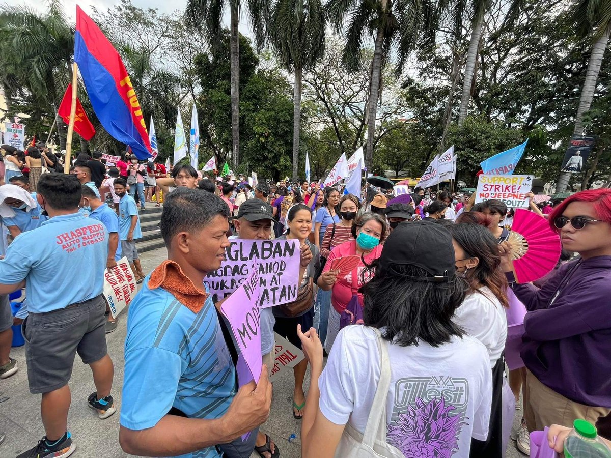 AnakbayanFEUIAS's tweet photo. ABANTE, BABAE! PALABAN, MILITANTE! 

TIGNAN: Nagsama-sama ngayon umaga, Martso 8, ang iba't ibang progresibong grupo at organisasyon upang ipagdiriwang ang Pandaigdigan Araw ng Kababaihang Anakpawis. Bitbit nila rito ang panawagan sa Sahod, Trabaho at Karapatan. https://t.co/xavHlWZLPV