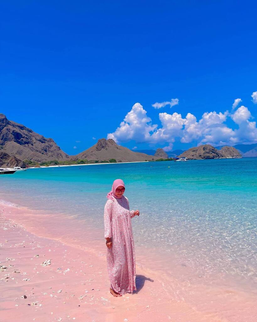 Pink Beach tengah hari bolong. Panasnya ampun 😂😂😂 Untung cakep nih pantai. 🏝️ #pinkbeach #labuanbajo #ntt #traveling