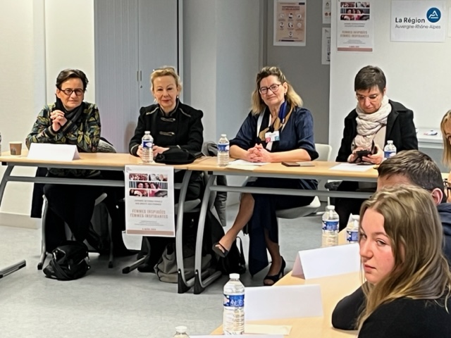 DSDEN_03's tweet photo. #JourneeDesFemmes #8mars2023 
Mme le @Prefet03 a organisé un temps d'échange au cours d'1 petit déjeuner en présence des jeunes femmes scolarisées, apprenties...
⏩témoignage de leurs perceptions de la thématique #EgaliteFH 
@banvillemoulins @Monnetyzeure 
@DSDEN_03 @acclermont https://t.co/JpzhdKaSou