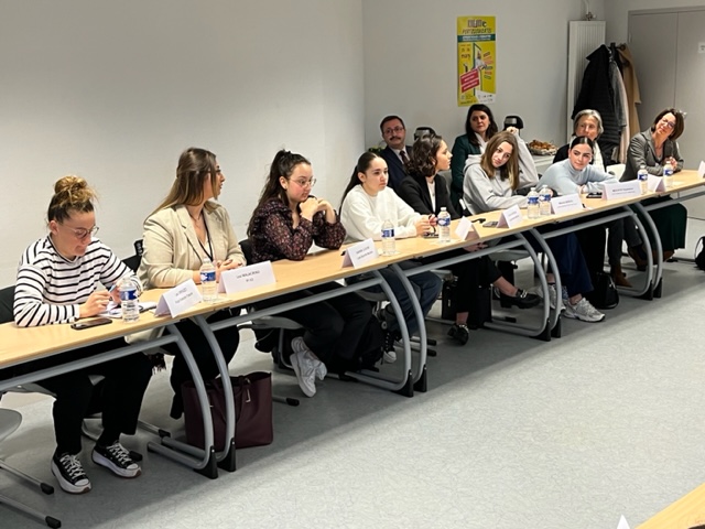 DSDEN_03's tweet photo. #JourneeDesFemmes #8mars2023 
Mme le @Prefet03 a organisé un temps d'échange au cours d'1 petit déjeuner en présence des jeunes femmes scolarisées, apprenties...
⏩témoignage de leurs perceptions de la thématique #EgaliteFH 
@banvillemoulins @Monnetyzeure 
@DSDEN_03 @acclermont https://t.co/JpzhdKaSou