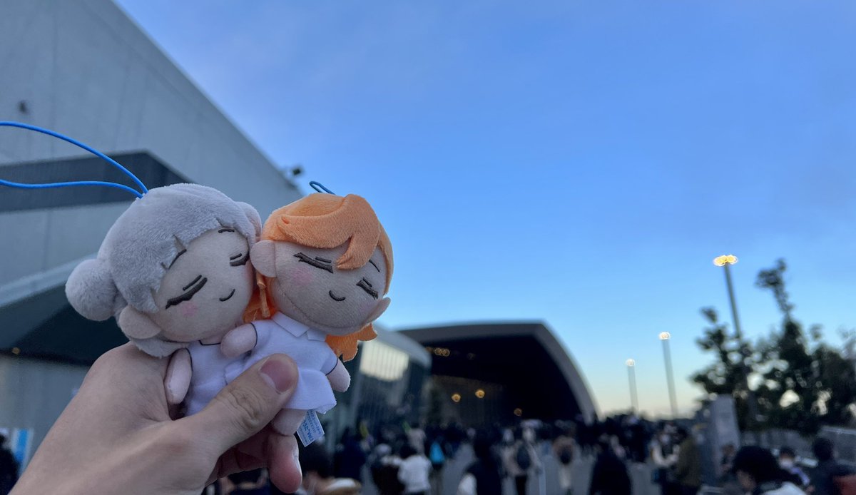 小鳥遊キアラ 「3rdライブツアーは名古屋、東京、埼玉に参加したんですが毎回撮ってたわ…全て青空」|シューっと🧸音海郵便局のイラスト