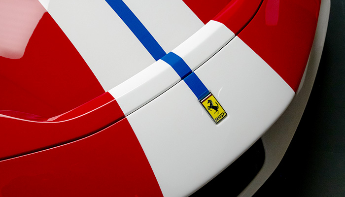 Ferrari's tweet photo. The singularity of this #FerrariSF90Stradale #AssettoFiorano lies in its details.
The white and blue livery stripe intersects with the unmistakable Rosso Corsa, which matches perfectly the elegant forged wheels with a matte gold paint finish.
#FerrariTailorMade #Ferrari https://t.co/GmCxFicDCo