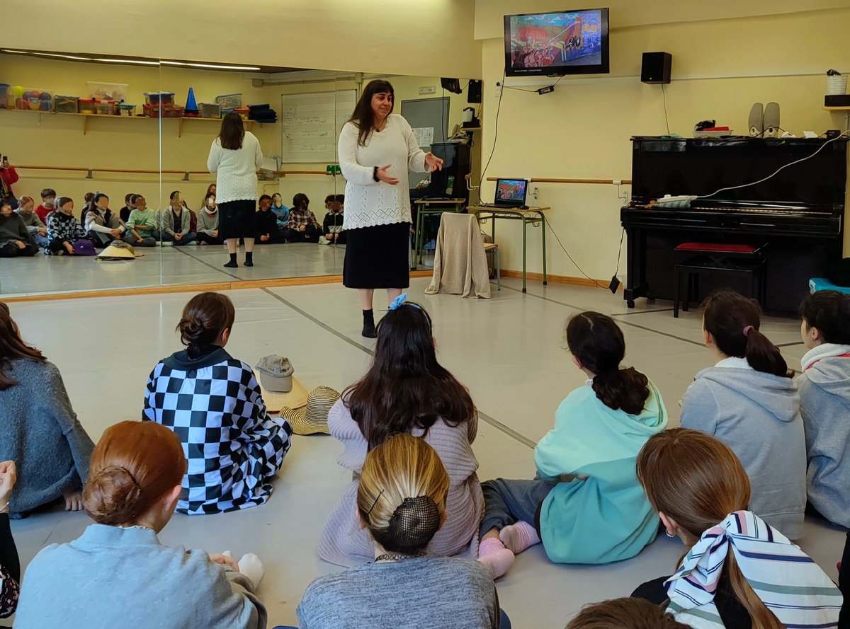 BeatrizLabajos's tweet photo. Al final d'unes fantàstiques xerrades sobre #STEM amb alumnes de 6è de l'@IEAOm, una nena em va dir "Jo vull ser científica!".
Endavant, noia! 

#8M2023
#8Marzo
#100tifiques
@UPFBarcelona
@pubpolcenter https://t.co/5NC36FJKms