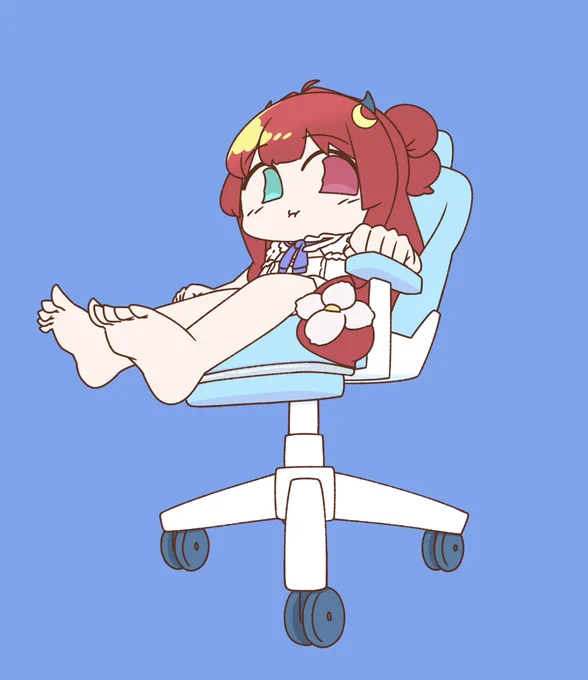ロアちゃん椅子で一休みロアちゃん最近休めてる?頑張った時は椅子にでも座って本を読んだり見たいもの見たりして過ごしてかないとねロアちゃんが元気なのが1番だい!ロアちゃんが休む時暇つぶしできるものがあるように #ロアート 