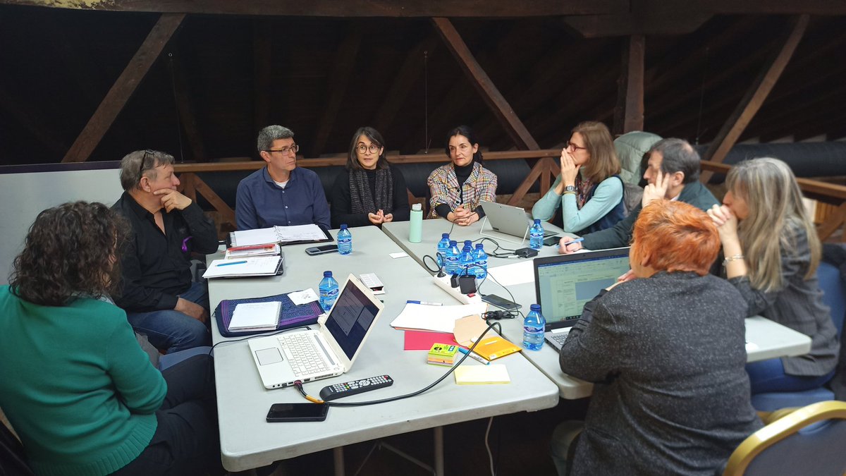 coworking_soria's tweet photo. Tercera jornada del #G100 !!
🟢 Sostenibilidad, energía y cambio climático
🟠 Economía digital
🟤 Población Saharaui
Bajo estás líneas trabajan los nuevos grupos. 👥🧠
#WorkinProgress #Cocreates #innovation #ruralmind https://t.co/83YoiC4G8m