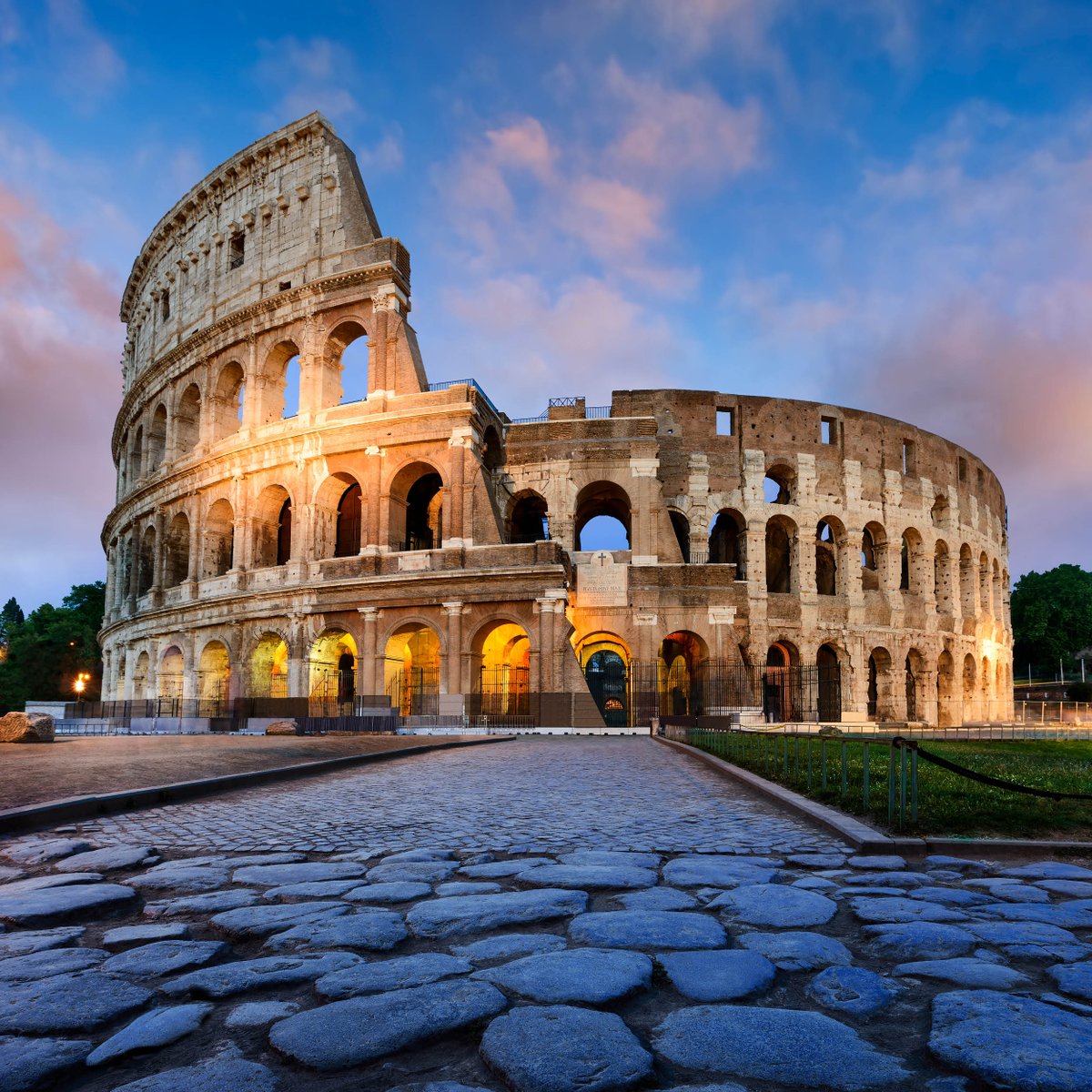 From the legendary Colosseum to the rocky cliffs of the Amalfi Coast, take in the best of southern Italy. 🍋🇮🇹