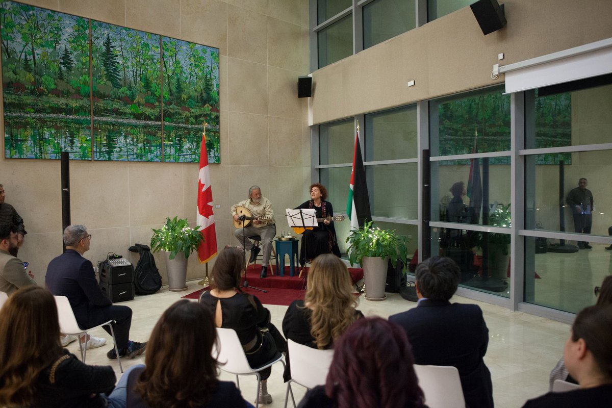 الموسيقى هي وسيلة فعالة للجمع بين الناس. بمناسبة يوم المرأة العالمي ، شعرت السفارة الكندية بعمان بسعادة غامرة لاستضافة أمسية غنائية من قبل الفنانة البارعة والإنسانية <a href="/maynasr/">May Nasr</a> ، التي عرضت التنوع الغني للموسيقى في جميع أنحاء المنطقة خلال أدائها.