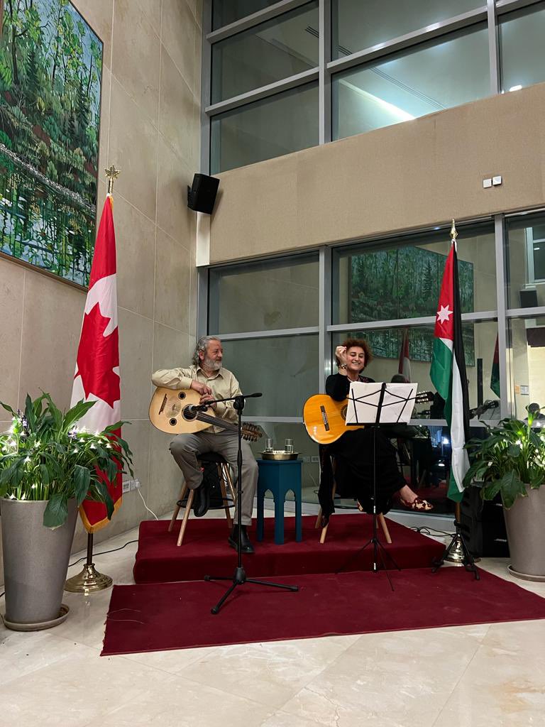CanEmbJordan's tweet photo. الموسيقى هي وسيلة فعالة للجمع بين الناس. بمناسبة يوم المرأة العالمي ، شعرت السفارة الكندية بعمان بسعادة غامرة لاستضافة أمسية غنائية من قبل الفنانة البارعة والإنسانية @maynasr ، التي عرضت التنوع الغني للموسيقى في جميع أنحاء المنطقة خلال أدائها. https://t.co/BogPMJG3Ou