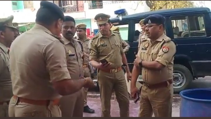 24spast's tweet photo. अमेठी- संदिग्ध परिस्थितियों में 1 व्यक्ति की मौत, मृतक के परिजनों ने हत्या का आरोप लगाया, एसपी,सीओ समेत भारी पुलिस बल मौजूद, पुलिस ने शव को पोस्टमार्टम के लिए भेजा, अमेठी कोतवाली क्षेत्र के खेरौना का मामला @amethipolice @DmAmethi @igrangeayodhya @Uppolice https://t.co/H7XE0PqWKX