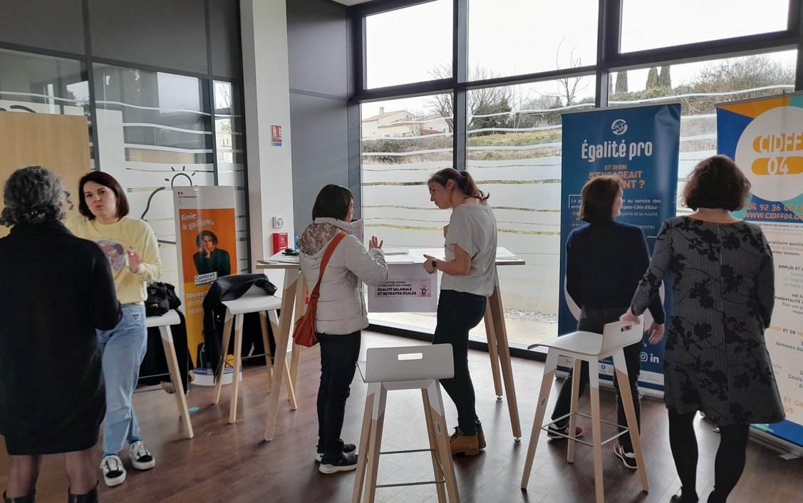 cruveille's tweet photo. 8 MARS 🌹
➡️ Pour l'occasion de la journée de la femme, le CIDFF 04 a tenu un corner d'information à l'agence Pôle Emploi de Manosque 👍
On remercie le CIDFF 04 pour leur présence 🙂 
#femmes #droits #DroitsDesFemmes https://t.co/Kj4uy5t3EX