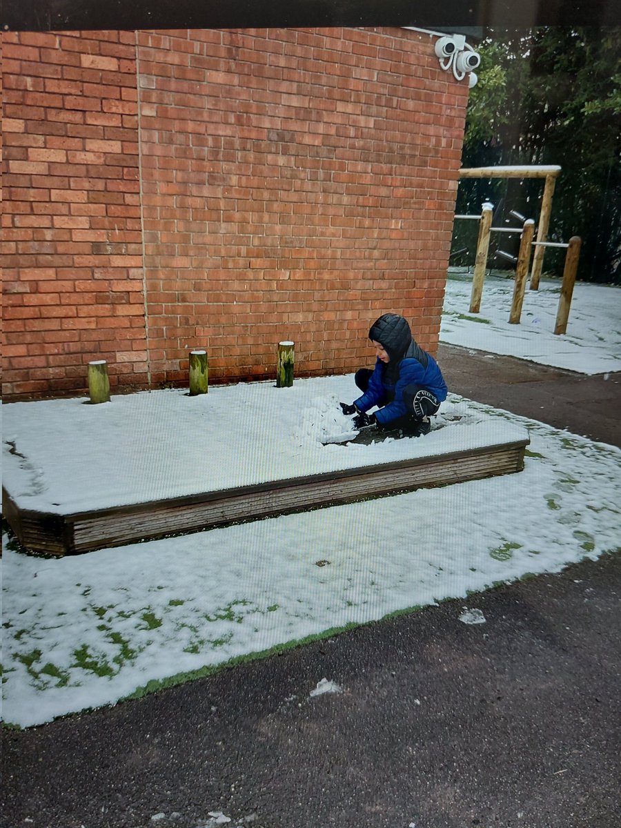 EastonLEAP's tweet photo. We have been enjoying the snow this morning! We have made snowmen and even snow angels! @LearnatMAT https://t.co/qQCh2fE7IE