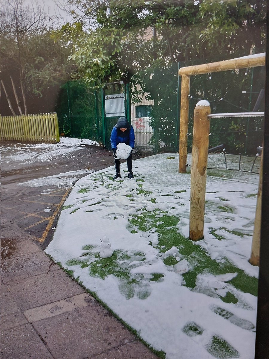 EastonLEAP's tweet photo. We have been enjoying the snow this morning! We have made snowmen and even snow angels! @LearnatMAT https://t.co/qQCh2fE7IE