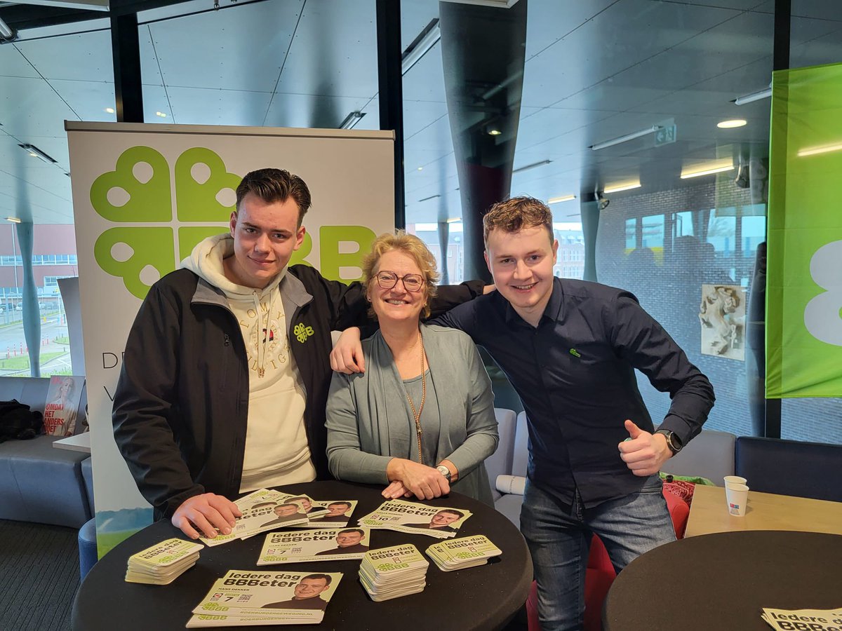 BBBOverijssel's tweet photo. We zijn vandaag aanwezig op het verkiezingsfestival #MBOstem bij het ROC Hengelo. Onze jonge kandidaten en onze lijsttrekker @CarlaEvers5 zijn er natuurlijk ook bij. Altijd leuk om met jongeren in gesprek te gaan. #PS2023 #iederedagbbbeter https://t.co/0D3irLXM0b