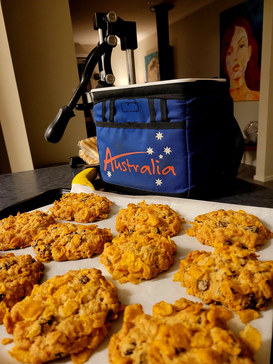 TaniaTarneeha's tweet photo. Husband's morning tea sorted!
#CornflakeCookies
#Australia https://t.co/QGu2sYthDH
