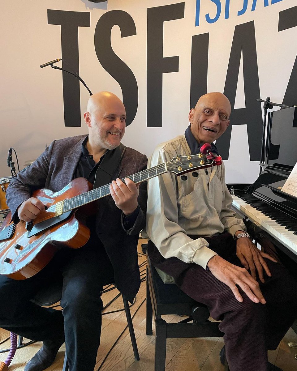 Le guitariste Simon Belelty dos contre dos avec la légende Kirk Lightsey pour présenter son nouvel album « Pee Wee » à 12h dans le #DeliExpress de Jean-Charles Doukhan ! Ils seront 6 sur la scène de notre studio dans quelques instants💥Join us !