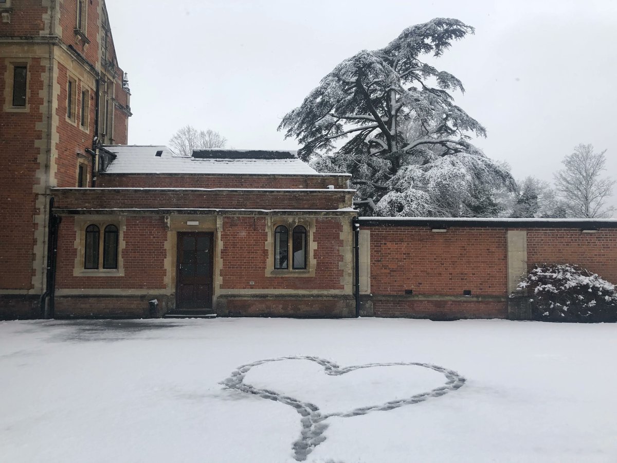 FrenshamHeights's tweet photo. Beautiful Frensham this morning. #havefuninthesnow #ourfrensham #frenshaminthesnow #creativeplay https://t.co/jTbCftdPGq