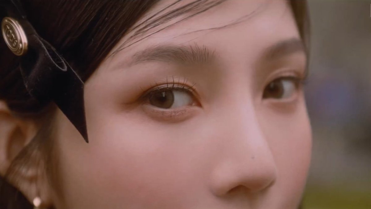 joy’s eyes are so pretty