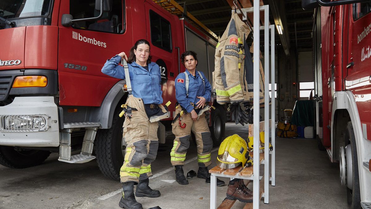 Virgili7's tweet image. Els contraris a la duplicació (catalans i catalanes, bombers i bomberes, etc.) ho som a la duplicació sistemàtica.

I precisament en som contraris perquè volem poder fer servir la duplicació quan ens cal posar de manifest, de manera especial, que ens referim a hòmens i dones.