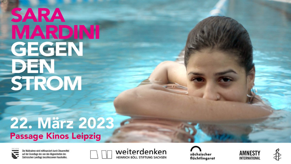 2015: Im Mittelmeer versagt der Motor eines Schlauchbootes voller Schutzsuchender. Gemeinsam mit Schwester Yusra springt #SaraMardini ins Wasser, zieht das Boot über 3 Stunden schwimmend an Land und rettet alle Geflüchteten.

2023: Griech. Gerichte drohen mit 25 Jahren Haft!

1/2
