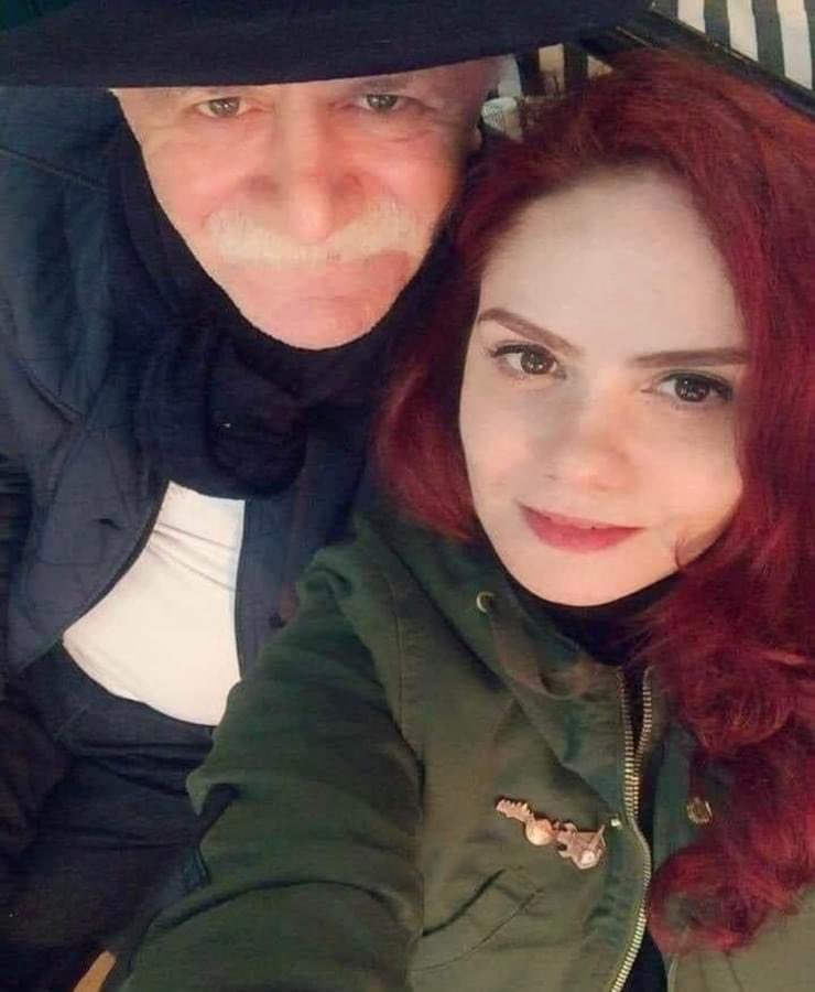 “Kaldı işte
Çocukluğumuz sokaklarda,
Mutluluğumuz kursağımızda,
Çayımız bardakta,
Sevdiklerimiz uzaklarda,
Gülüşlerimiz fotoğraflarda..”
#eylemşafakaydın 
#DepremiUnutmaUnutturma