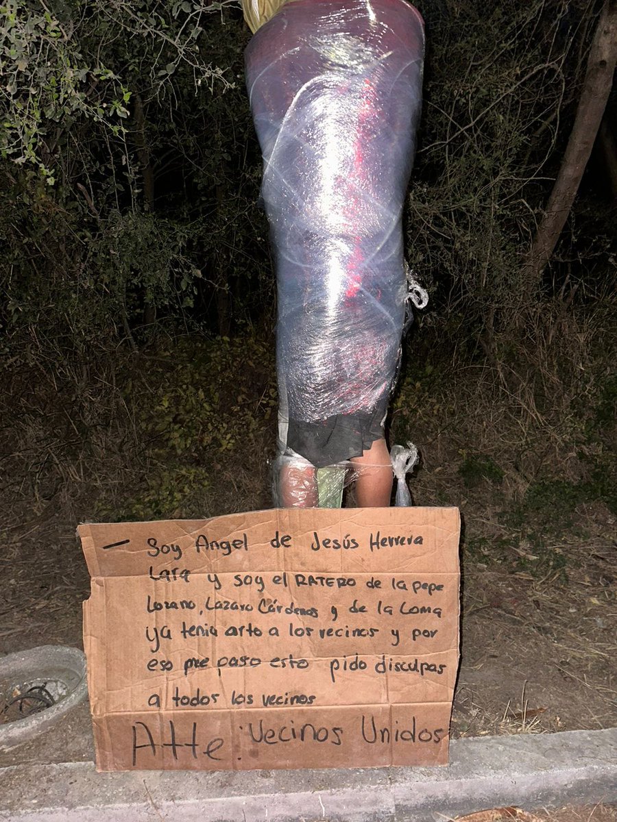 IvanMattaL's tweet photo. Cómo ven que a este cuate lo emplayaron en una luminaria unos vecinos de la Colonia La Capilla en #Cadereyta #NuevoLeon por andar robando. 
Hicieron justicia por su propia mano y lo dejaron abandonado.
Hartazgo?, Falta de seguridad?, Barbarie? https://t.co/QLtGkzF5PN