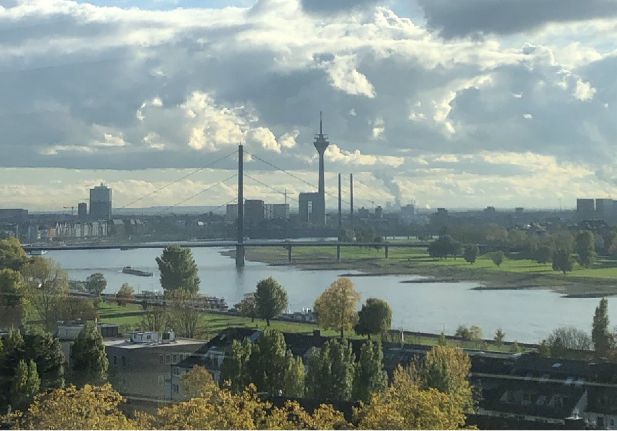 🫵 Wir  - das NL 🇳🇱Generalkonsulat in Düsseldorf - suchen Verstärkung! 
Teamassistenz Wirtschaftsabteilung (m/w/d) in Vollzeit. 
Im Bild die wunderbare Aussicht aus unserem modernen Büro. 😀Weitere Info: sieunddieniederlande.nl/ihr-land-und-d…