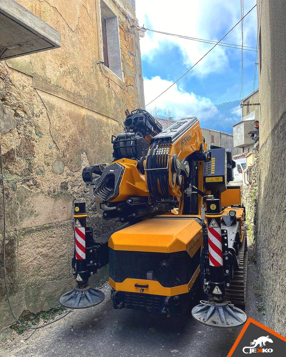 jekkocranes's tweet photo. Watchword: compactness 🦎
Beautiful photos of CNC Levage driving his #Jekko #JF545 through this confined space to the construction site in Vezzani, a small town in Corsica. 🇫🇷

#jekko #jekkocranes #minicrane #liftingsoution #JF545 #compactness https://t.co/CQSS5GuqwR