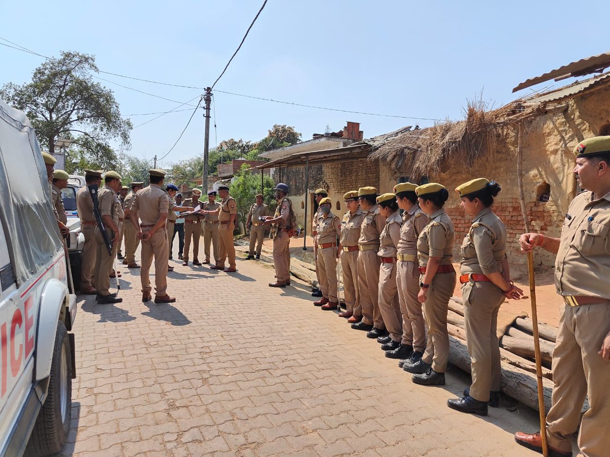 kaushambipolice's tweet photo. @ADGZonPrayagraj भानु भास्कर व #SP_कौशाम्बी द्वारा थाना मो0पुर पंइसा क्षेत्रांतर्गत पुलिस बल के साथ त्यौहार #होली व #शब_ए_बारात के दृष्टिगत शान्ति, सुरक्षा एवं कानून व्यवस्था को प्रभावी व सुदृढ़ बनाए रखने हेतु भ्रमण/पैदल गश्त किया गया। इस दौरान #ASP_कौशाम्बी मौजूद रहे।
#UPPolice https://t.co/ly7BaCDYao