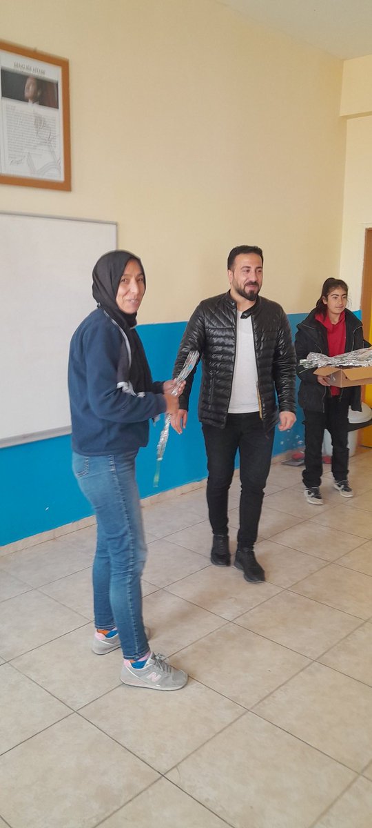Demirlibarann's tweet photo. 💐8 Mart Dünya Kadınlar Günününde okulumuz öğretmenlerine küçük bir sürpriz 🙂 Gününüz kutlu olsun 🌹
@tcmeb
@aliihsansu_
@a_karaaslan69
@Murat4Kucukali
@atabeyahmt
@Diyarbakirmem
@erganimem2 https://t.co/4YzPNj2dQg