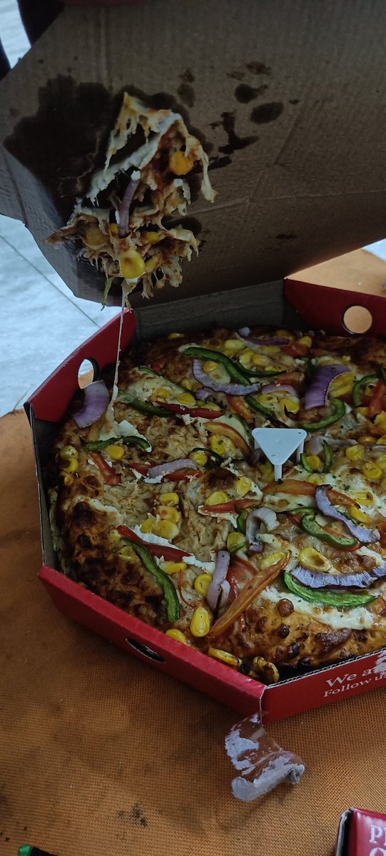 rao_nardev's tweet photo. @zomato @zomatocare 
Oven story pizza bkl @zomato kaha nashe kr rhe ho.. @Swiggy @SwiggyCares https://t.co/7XnmadrYog