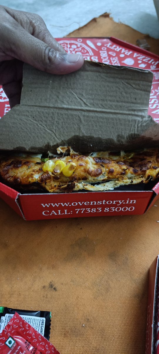 rao_nardev's tweet photo. @zomato @zomatocare 
Oven story pizza bkl @zomato kaha nashe kr rhe ho.. @Swiggy @SwiggyCares https://t.co/7XnmadrYog