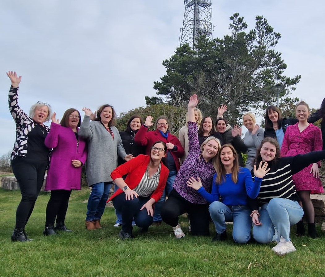 IrisAniar's tweet photo. Inniu Lá Idirnáisiúnta na mBan #IWD2023 agus tá an t-ádh linn anseo in Iris Aniar a bheith ag obair le mná iontacha 'chuile lá anseo i @RTERnaG !!💜💜💜
@BridChualain @Treasa_B @roisnagaillimhe @geabstaire @enichathain @nedstaf @FNeachtain https://t.co/Oa52F3dMat