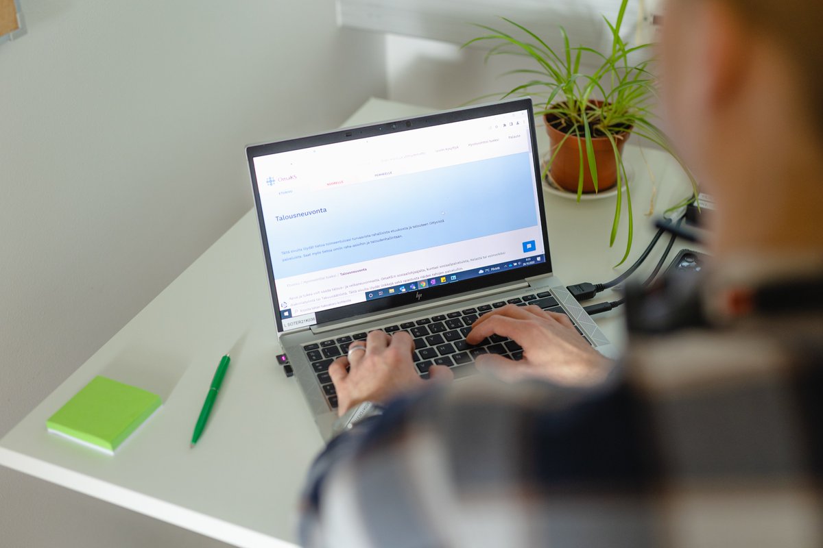 Tiesitkö, että voit keskustella sosiaaliohjaajiemme kanssa chatissa arkisin klo 8.00–15.30? Maksuton palvelu on tarkoitettu kaikille keskisuomalaisille! Tule juttelemaan esim. #työttömyys #taloudellisetongelmat #yksinäisyys liittyen: omaks.fi/palvelumme/sos… #hyvaks #keskisuomi