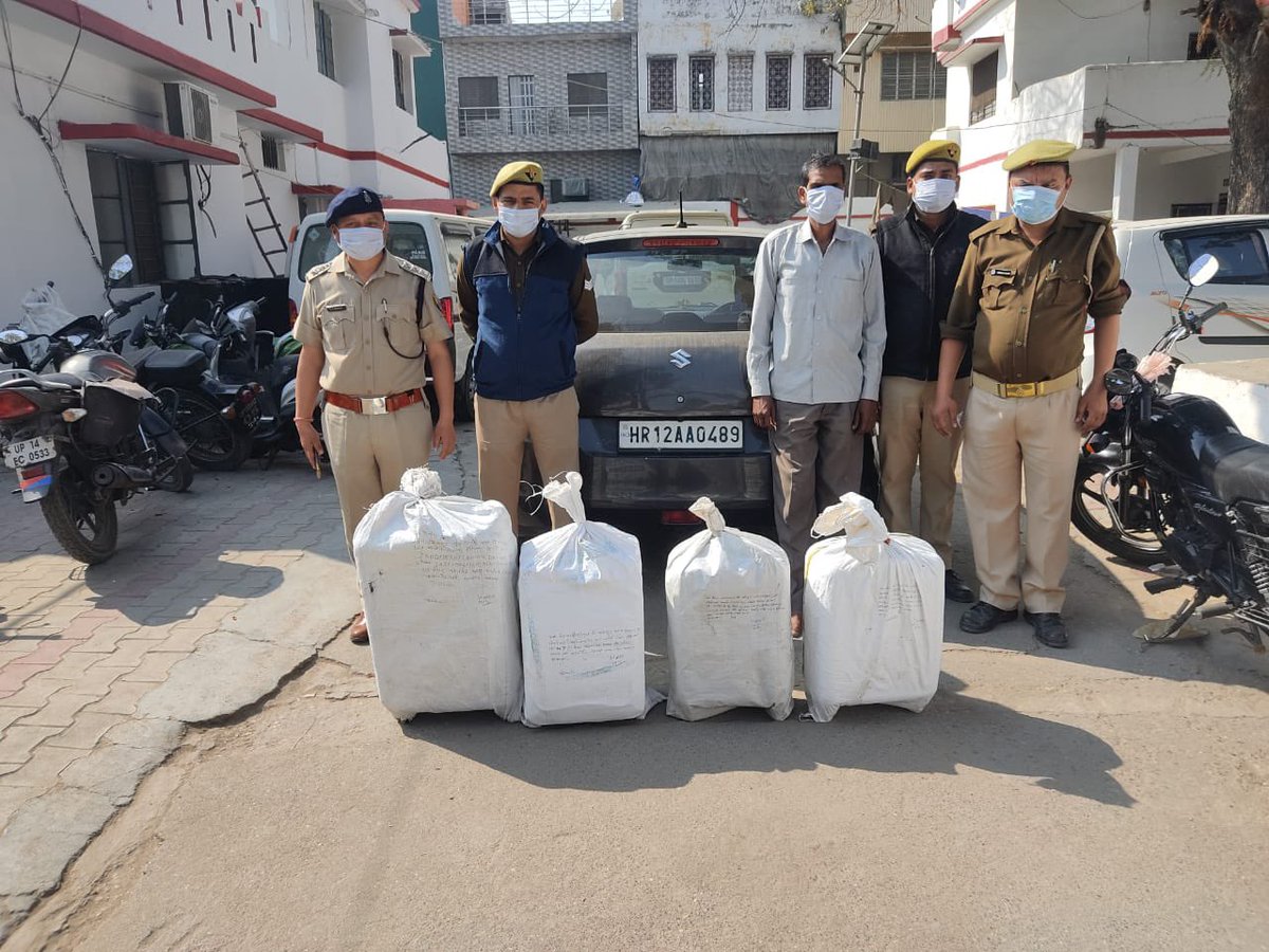 upexcise's tweet photo. बागपत में आबकारी व पुलिस टीम ने  चेकिंग के दौरान मारुती स्विफ्ट से चार सूट केस में हरियाणा से तस्करी कर मेरठ ले जायी जा रही 50 बोतल अवैध विदेशी शराब के साथ (37.20 बली.) एक तस्कर को गिरफ्तार किया।@UPGovt @InfoDeptUP @UPCane @adiosandhyaGoUP @Uppolice @BagpatDm https://t.co/ZCZFU85tZJ