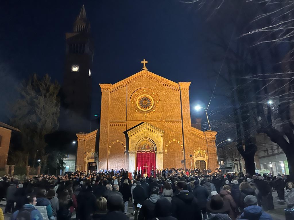 Territorio / Castellanza / Sociale - Fedeli da tutte le parrocchie si sono così radunati intorno alla croce per ascoltare le riflessioni proposte da alcuni giovani e su cui l'Arcivescovo Delpini ha voluto porre l'attenzione. logosnews.it/node/87295