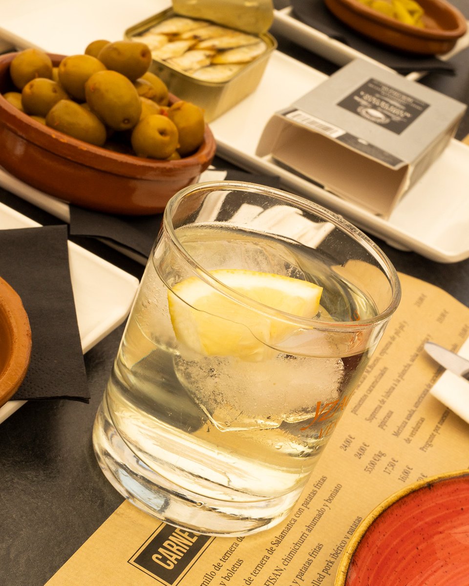 lilicookcocina's tweet photo. Hay muchos tipos de #vermuts: blanco, rojo, rosado, dry… Pero aquí siempre tienes el ideal para cada ocasión. El de hoy es el #vermutblanco acompañado por @RamonPena_ . ¿Te vienes a por el tuyo🤪?
#lilicookvermuteria https://t.co/mdZDKL8tD2