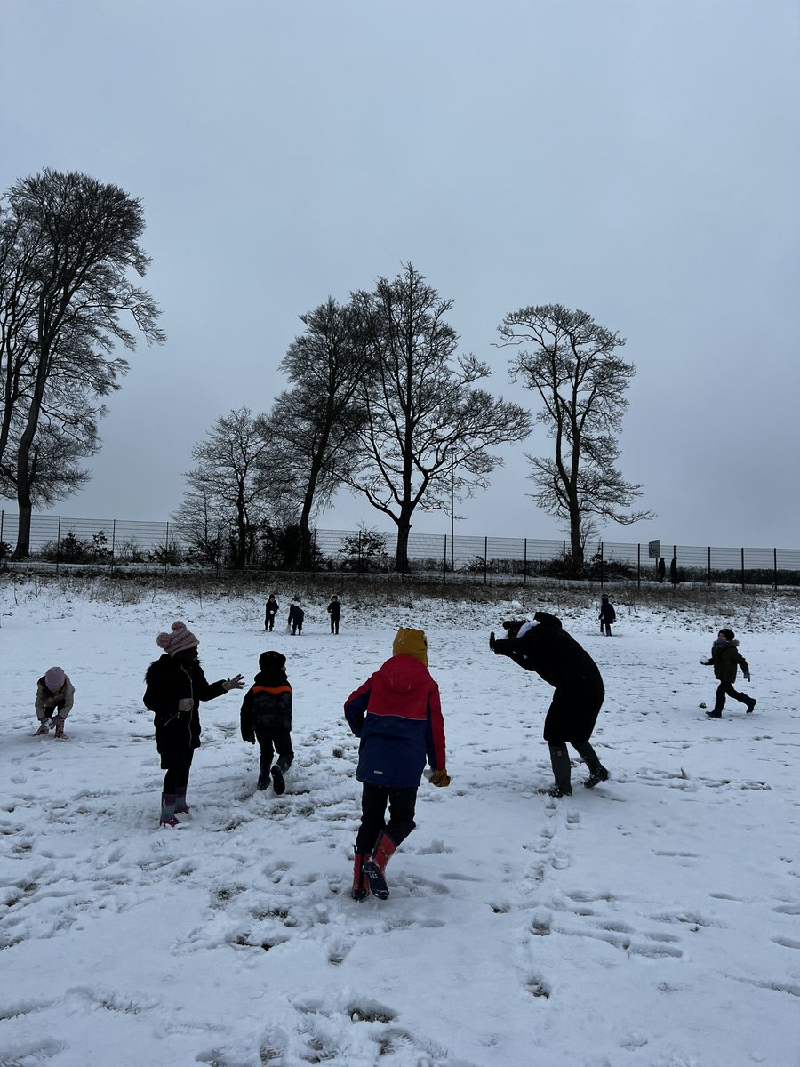 DSATStPeter's tweet photo. Snowmen and snowballs. What a way to start our day! @dsat @DSATStPeter #uksnow https://t.co/JL7ne0vkr3