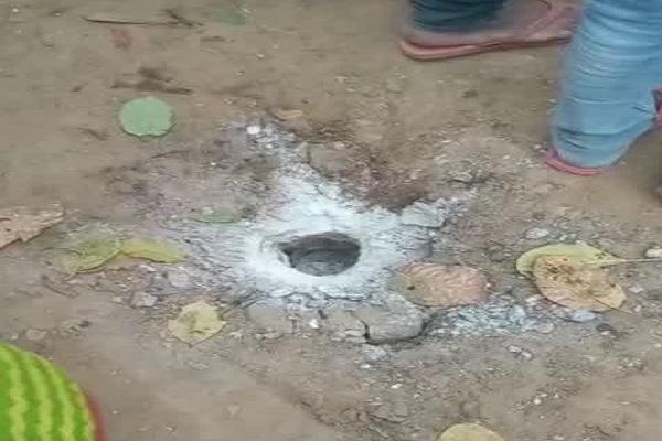 JagbaniOnline's tweet image. ਬਿਹਾਰ ਦੇ ਗਯਾ ਜ਼ਿਲ੍ਹੇ ਦੇ ਬਾਰਾਚੱਟੀ ਥਾਣੇ ਅਧੀਨ ਗੁਲਰਵੇਦ ਪਿੰਡ &apos;ਚ ਫ਼ੌਜ ਵਲੋਂ ਕੀਤੇ ਜਾ ਰਹੇ ਅਭਿਆਸ ਦੌਰਾਨ ਛੱਡੇ ਗਏ ਤੋਪ ਦੇ ਇਕ ਗੋਲੇ ਦੀ ਲਪੇਟ &apos;ਚ ਆਉਣ ਨਾਲ ਤਿੰਨ ਪਿੰਡ ਵਾਸੀਆਂ ਦੀ ਹਾਦਸੇ ਵਾਲੀ ਜਗ੍ਹਾ ਮੌਤ ਹੋ ਗਈ, ਜਦੋਂ ਕਿ ਤਿੰਨ ਹੋਰ ਗੰਭੀਰ ਰੂਪ ਨਾਲ ਜ਼ਖ਼ਮੀ ਹੋ ਗਏ। 
#Bihar #MilitaryExercises #Cannonball #people