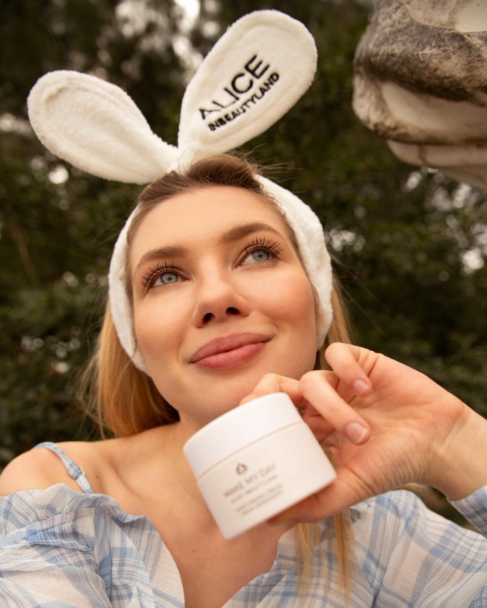 AliceinBeauty's tweet image. ¿Y si imaginaras lo que esta crema podría hacer en tu piel?
Con acción neurocosmética es capaz de dibujarte una sonrisa a la vez que hidrata y reestructura. Y es muy real.

Crema Hidratante facial MAKE MY DAY.

#MakeMyDay #Moisturizingcream #CremaHidratante #AliceinBeautyland