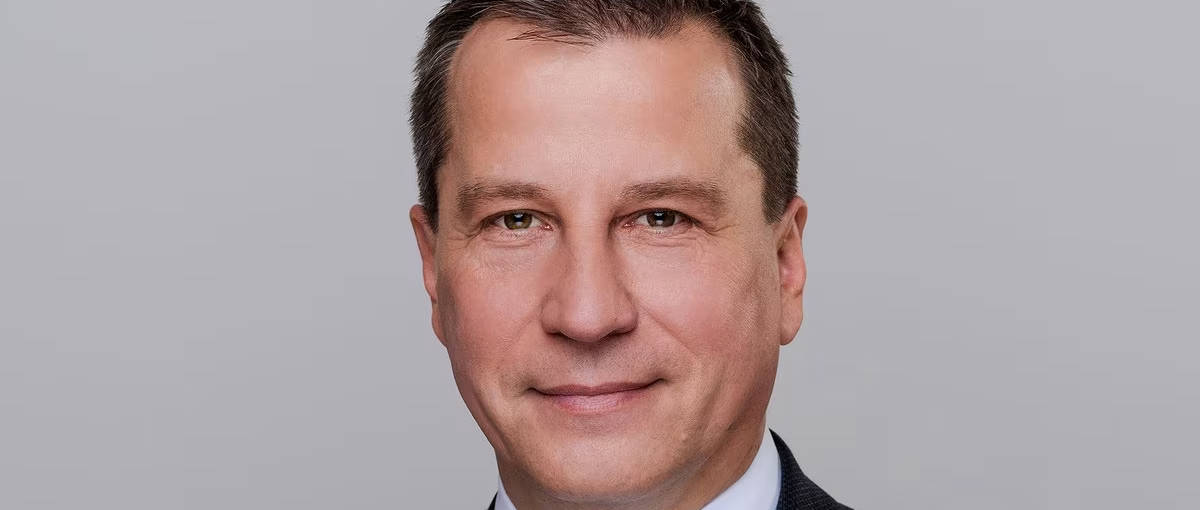 DWDL's tweet photo. Wenige Tage vor der Wahl des neuen MDR-Intendanten hat sich der Gesamtpersonalrat des Senders die üppigen Verträge der eigenen Spitze kritisiert. Dabei geht es vor allem um die umstrittene Ruhegehaltsregelung. https://t.co/I7T1xdXjih https://t.co/fRu32M3BmV