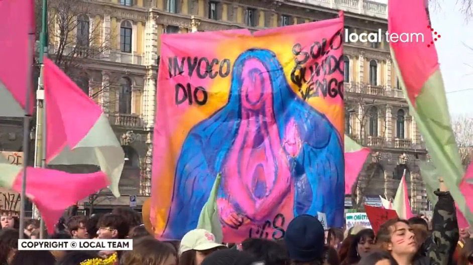 Ecco come stanno celebrando l’8 Marzo le femministe a #Milano.
La Madonna a forma di vagina al grido “ Giorgia Meloni non supporta le lotte femministe”.
E menomale! 
Siete un condensato di blasfemia e volgarità. Le vere femministe si ribaltano dalla tomba!
#8Marzo #Femministe