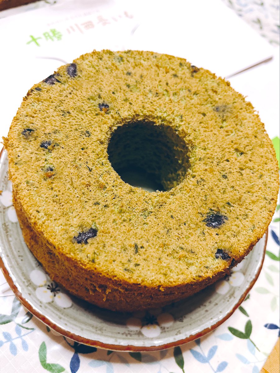「六花亭のよもぎのシフォンケーキ、小豆が入っててめちゃくちゃ和菓子。ふわふわの和菓」|力ルヤマのイラスト